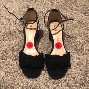 Black heels w/ ruffle detail. NWT. size 6.